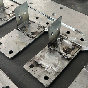 Fabbricazione di saldature di staffe pesanti per piegatura di metalli in acciaio