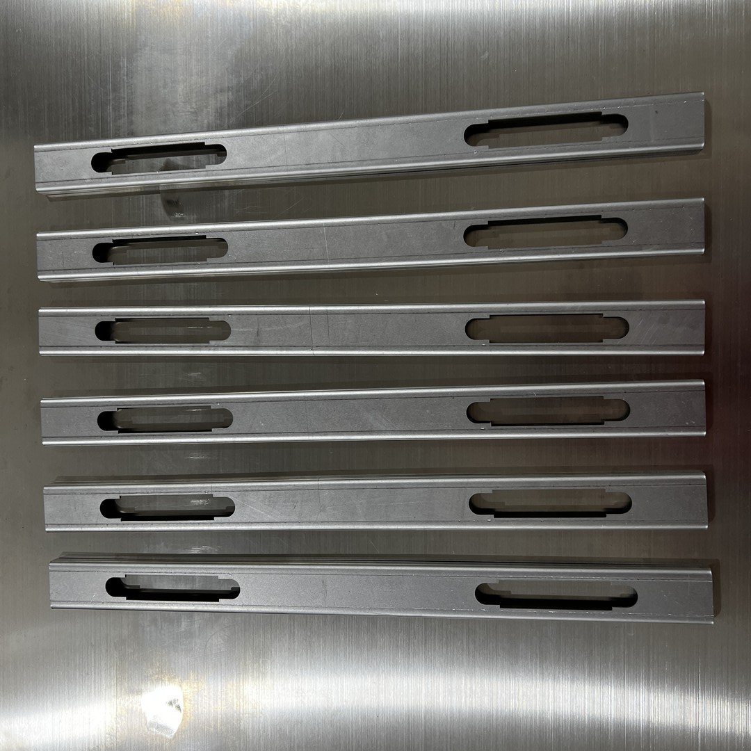 Taglio laser di parti metalliche in alluminio in acciaio inossidabile