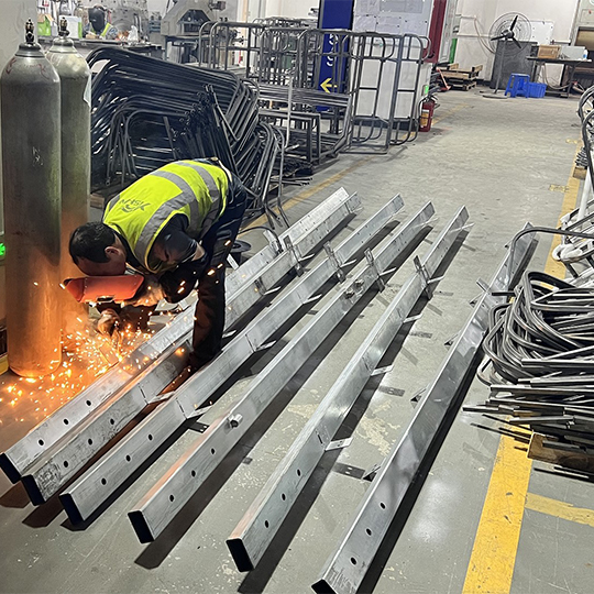 Fabbricazione di saldature di staffe pesanti per piegatura di metalli in acciaio